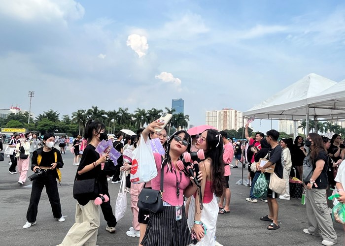 Fan đội nắng xếp hàng chờ vào sân xem concert BlackPink - Anh 8