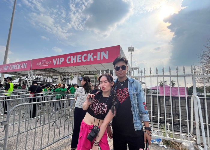Fan đội nắng xếp hàng chờ vào sân xem concert BlackPink - Anh 9