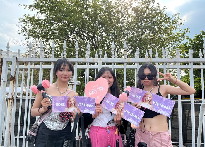 Fan đội nắng xếp hàng chờ vào sân xem concert BlackPink - Anh 10