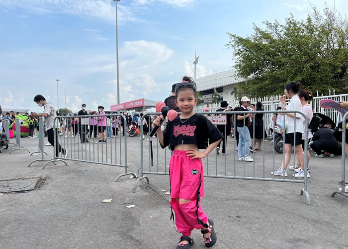 Fan đội nắng xếp hàng chờ vào sân xem concert BlackPink - Anh 13