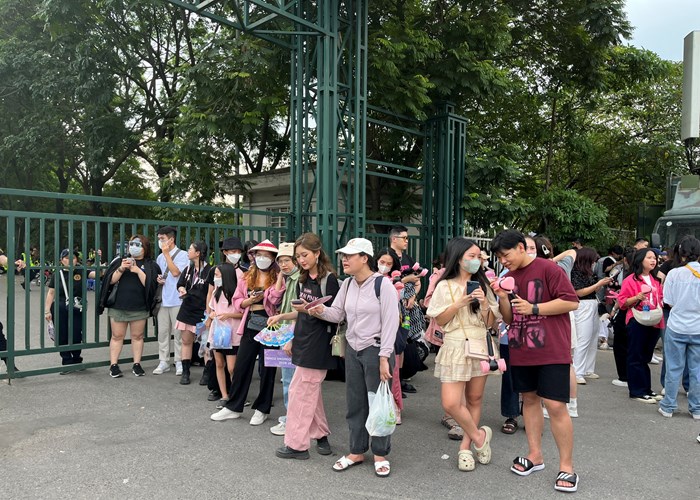 Fan đội nắng xếp hàng chờ vào sân xem concert BlackPink - Anh 4