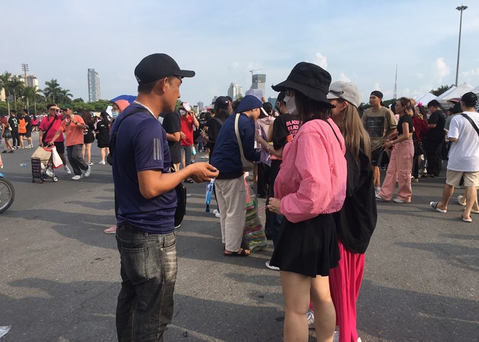 Fan đội nắng xếp hàng chờ vào sân xem concert BlackPink - Anh 18
