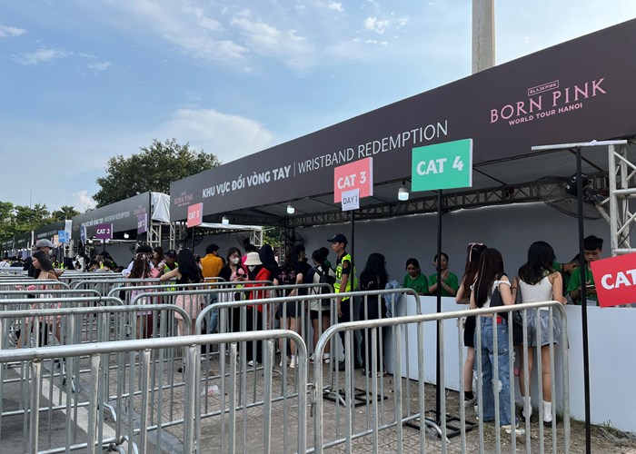 Fan đội nắng xếp hàng chờ vào sân xem concert BlackPink - Anh 7