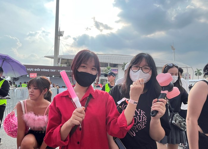 Fan đội nắng xếp hàng chờ vào sân xem concert BlackPink - Anh 11