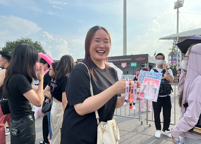 Fan đội nắng xếp hàng chờ vào sân xem concert BlackPink - Anh 12