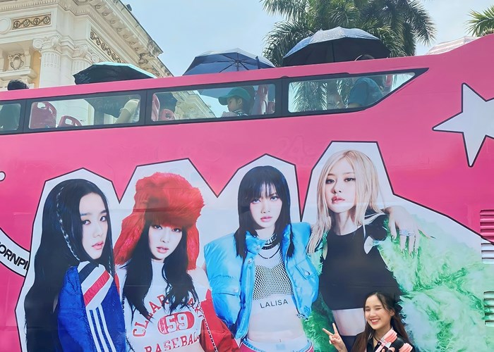 Fan đội nắng xếp hàng chờ vào sân xem concert BlackPink - Anh 2