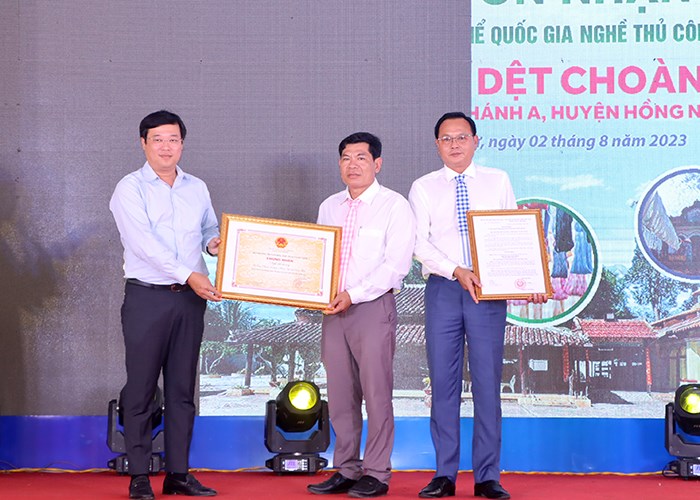 Đồng Tháp: Đón nhận Bằng công nhận Di sản văn hóa phi vật thể quốc gia Nghề dệt choàng - Anh 1