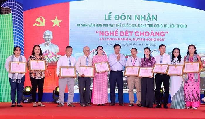 Đồng Tháp: Đón nhận Bằng công nhận Di sản văn hóa phi vật thể quốc gia Nghề dệt choàng - Anh 3