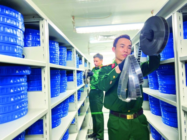 Ứng dụng khoa học công nghệ vào lưu trữ phim - Anh 2