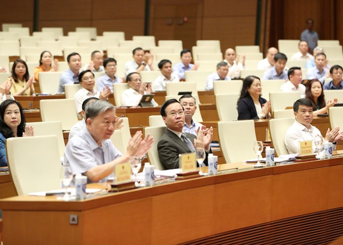 Chủ tịch Quốc hội: Trả lời chất vấn đúng trọng tâm, đưa ra các giải pháp thiết thực, hiệu quả, khả thi - Anh 2