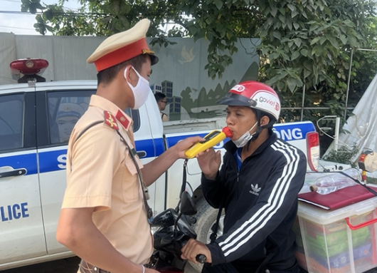 Thanh Hoá xử phạt gần 10 nghìn trường hợp vi phạm trật tự, an toàn giao thông - Anh 1