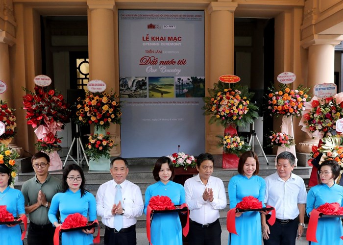 Cảm xúc thiêng liêng ở triển lãm mỹ thuật “Đất nước tôi” - Anh 1
