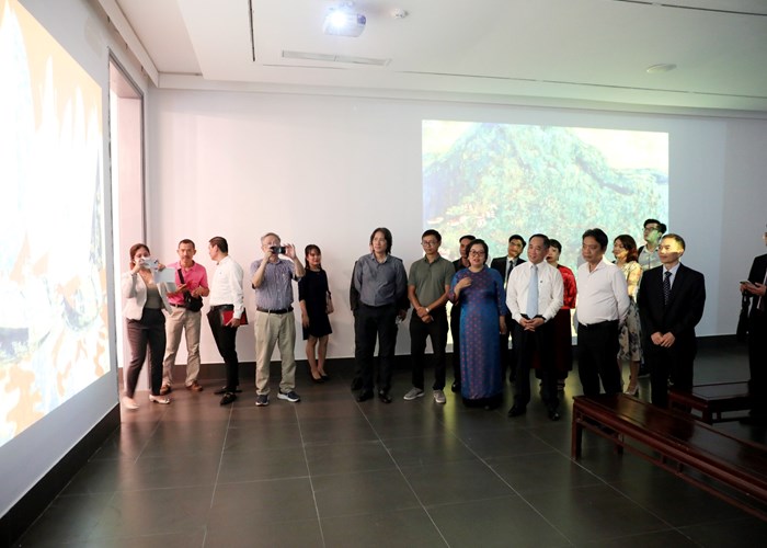 Cảm xúc thiêng liêng ở triển lãm mỹ thuật “Đất nước tôi” - Anh 3