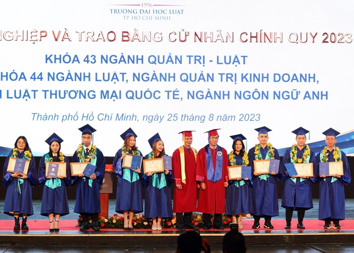 Trường ĐH Luật TP.HCM trao bằng cho gần 1.500 tân cử nhân - Anh 1