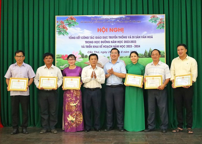 Đẩy mạnh giáo dục truyền thống và di sản văn hóa trong học đường - Anh 1