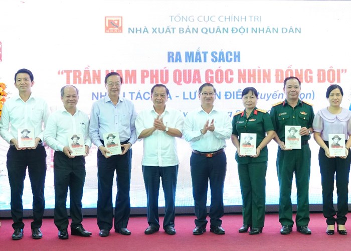 Ra mắt sách “Trần Nam Phú qua góc nhìn đồng đội” - Anh 1