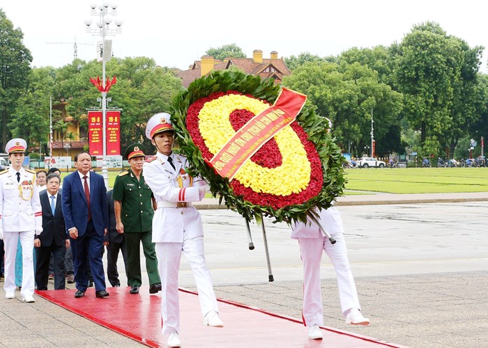 Các điển hình tiên tiến trong lĩnh vực VHTTDL báo công dâng Bác - Anh 9
