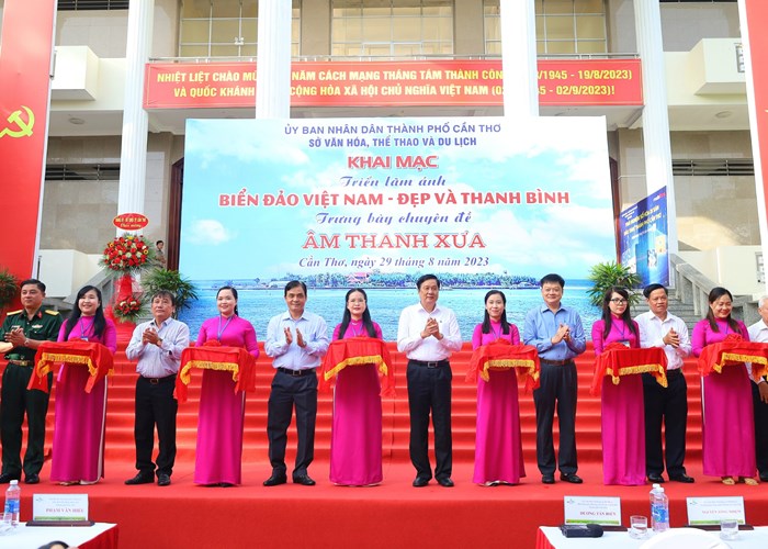 Triển lãm ảnh “Biển đảo Việt Nam - Đẹp và thanh bình” - Anh 1