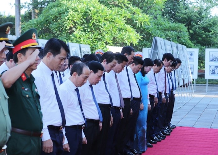 Dâng hương tưởng niệm Chủ tịch Hồ Chí Minh, Mẹ Việt Nam Anh hùng và các Anh hùng liệt sĩ tại Thanh Hóa - Anh 1