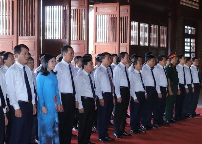 Dâng hương tưởng niệm Chủ tịch Hồ Chí Minh, Mẹ Việt Nam Anh hùng và các Anh hùng liệt sĩ tại Thanh Hóa - Anh 2