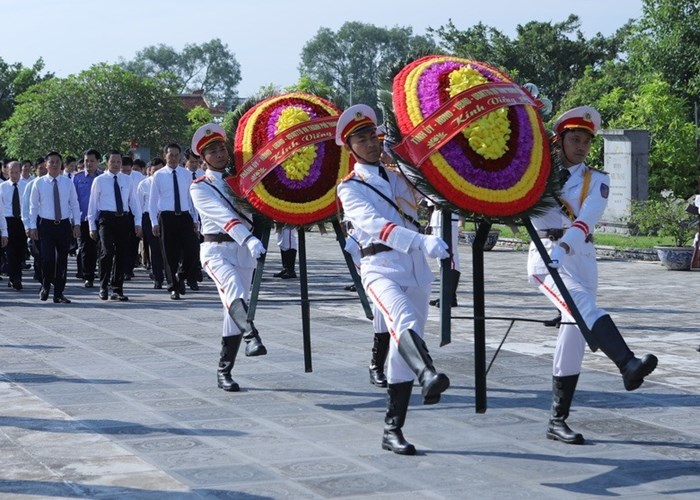 Dâng hương tưởng niệm Chủ tịch Hồ Chí Minh, Mẹ Việt Nam Anh hùng và các Anh hùng liệt sĩ tại Thanh Hóa - Anh 3