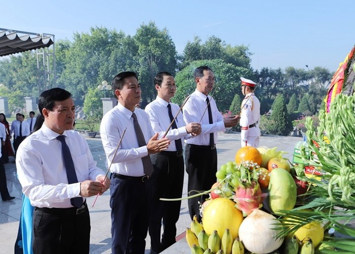 Dâng hương tưởng niệm Chủ tịch Hồ Chí Minh, Mẹ Việt Nam Anh hùng và các Anh hùng liệt sĩ tại Thanh Hóa - Anh 4