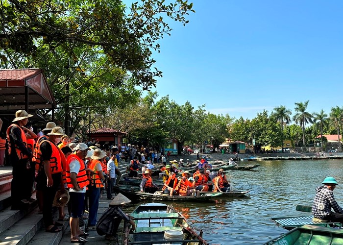 Khu du lịch Tam Cốc - Bích Động đã hoạt động bình thường - Anh 1