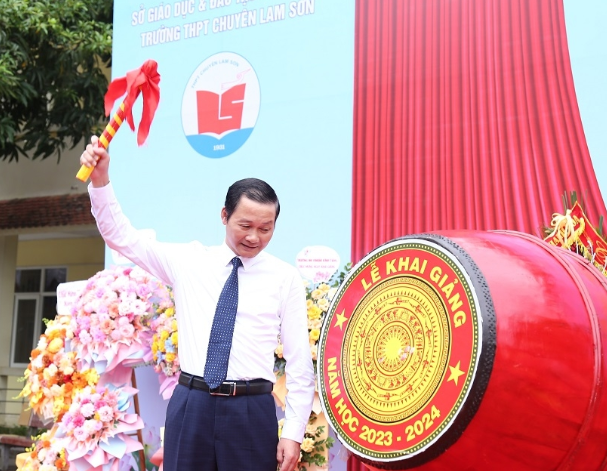Phó Chủ tịch nước Võ Thị Ánh Xuân dự Lễ khai giảng tại Trường THPT Dân tộc nội trú Ngọc Lặc, Thanh Hoá - Anh 4
