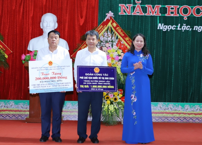 Phó Chủ tịch nước Võ Thị Ánh Xuân dự Lễ khai giảng tại Trường THPT Dân tộc nội trú Ngọc Lặc, Thanh Hoá - Anh 2