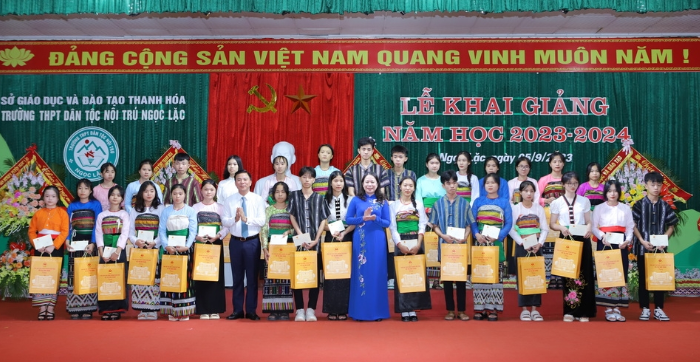 Phó Chủ tịch nước Võ Thị Ánh Xuân dự Lễ khai giảng tại Trường THPT Dân tộc nội trú Ngọc Lặc, Thanh Hoá - Anh 3