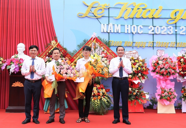 Phó Chủ tịch nước Võ Thị Ánh Xuân dự Lễ khai giảng tại Trường THPT Dân tộc nội trú Ngọc Lặc, Thanh Hoá - Anh 5