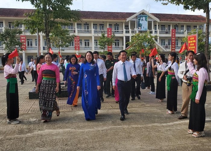 Phó Chủ tịch nước Võ Thị Ánh Xuân dự Lễ khai giảng tại Trường THPT Dân tộc nội trú Ngọc Lặc, Thanh Hoá - Anh 1