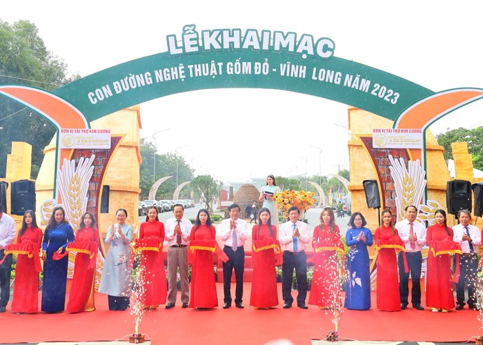 Khai mạc “Con đường nghệ thuật gốm đỏ” Vĩnh Long - Anh 1