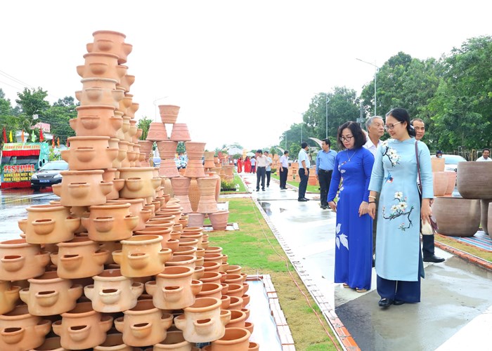 Khai mạc “Con đường nghệ thuật gốm đỏ” Vĩnh Long - Anh 2