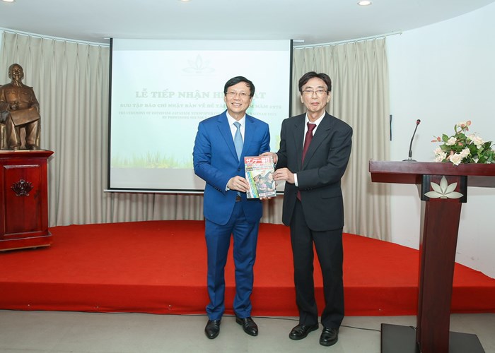 Tiếp nhận hiện vật báo chí tiếng Nhật về sự kiện Việt Nam thống nhất đất nước - Anh 1