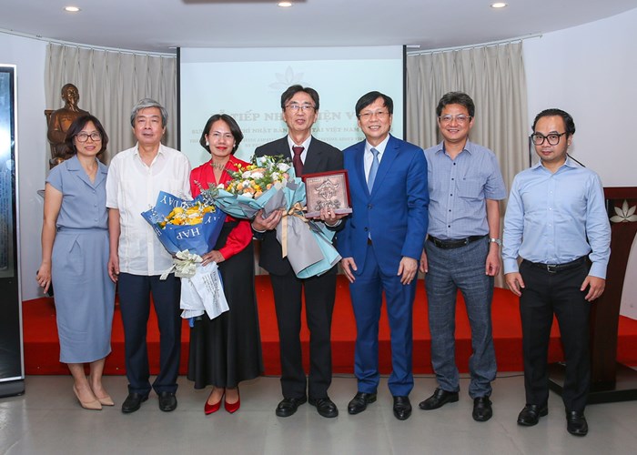 Tiếp nhận hiện vật báo chí tiếng Nhật về sự kiện Việt Nam thống nhất đất nước - Anh 2