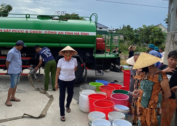 Hà Tĩnh: Điều xe cứu hỏa cấp nước sạch “giải hạn” cho người dân - Anh 4
