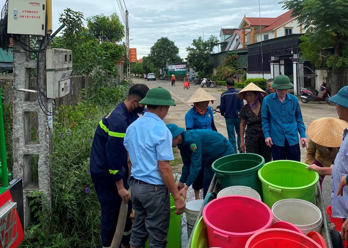 Hà Tĩnh: Điều xe cứu hỏa cấp nước sạch “giải hạn” cho người dân - Anh 5