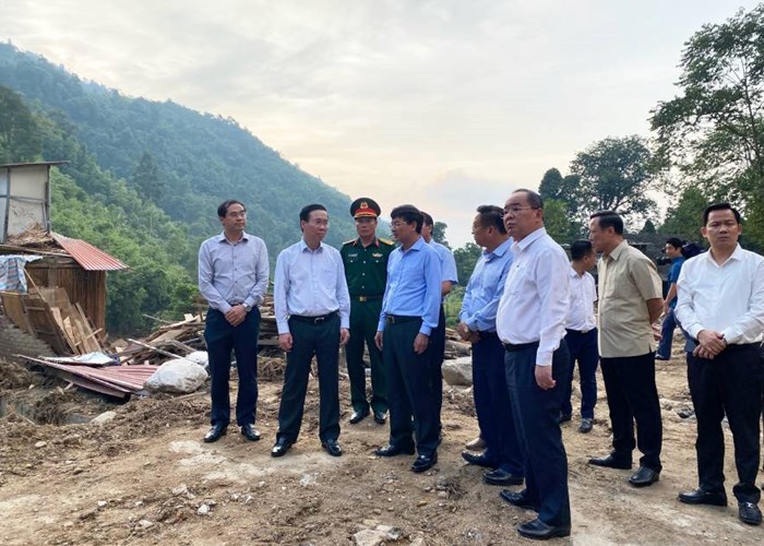 Chủ tịch nước thăm, động viên người dân bị lũ ống ở Lào Cai - Anh 1