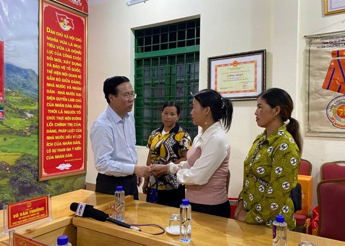 Chủ tịch nước thăm, động viên người dân bị lũ ống ở Lào Cai - Anh 2
