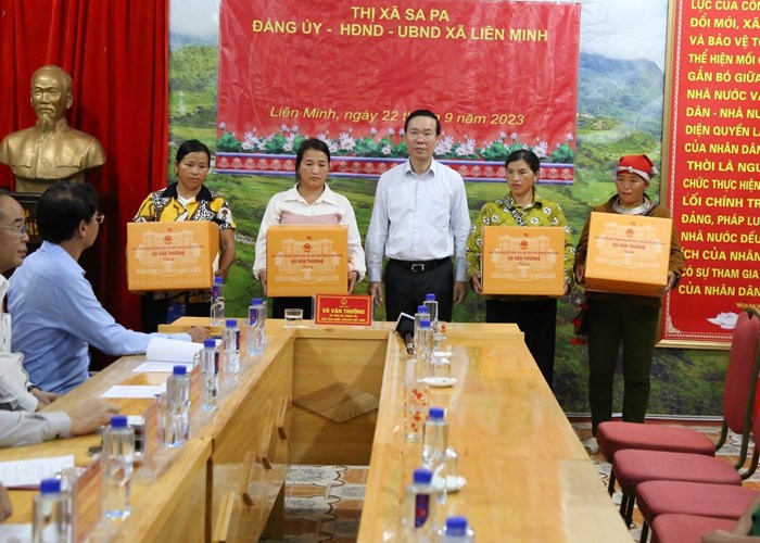 Chủ tịch nước thăm, động viên người dân bị lũ ống ở Lào Cai - Anh 3