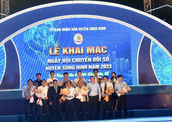 Phú Yên: Sông Hinh hướng tới mỗi người dân là một công dân số - Anh 7