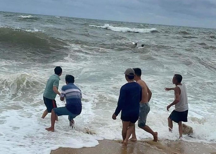 Kịp thời cứu ba ngư dân ôm can nhựa lênh đênh trên biển - Anh 2