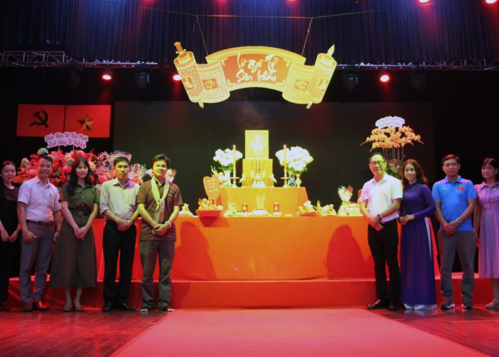 Sinh viên Trường ĐH Văn hóa TP.HCM dâng hương tri ân Tổ nghiệp ngành Sân khấu - Anh 2