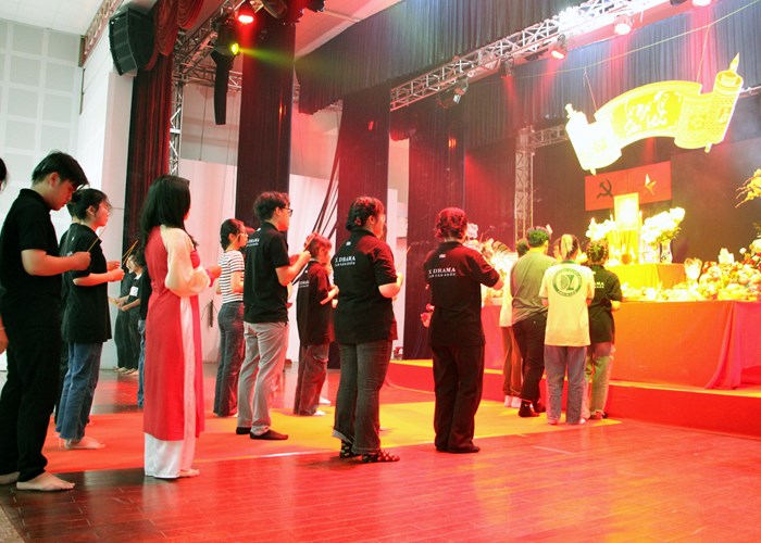 Sinh viên Trường ĐH Văn hóa TP.HCM dâng hương tri ân Tổ nghiệp ngành Sân khấu - Anh 1