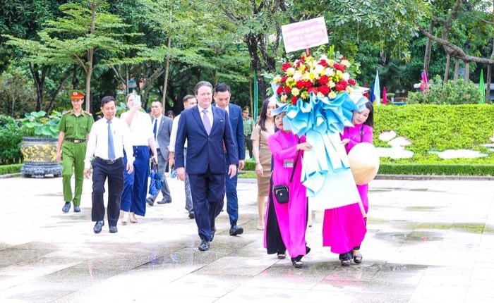 Đại sứ đặc mệnh Hoa Kỳ tại Việt Nam dâng hương tại Khu di tích quốc gia đặc biệt Kim Liên - Anh 1