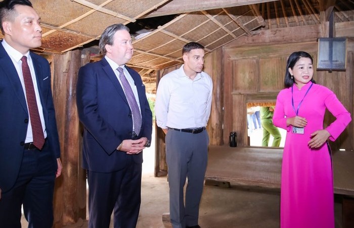 Đại sứ đặc mệnh Hoa Kỳ tại Việt Nam dâng hương tại Khu di tích quốc gia đặc biệt Kim Liên - Anh 2