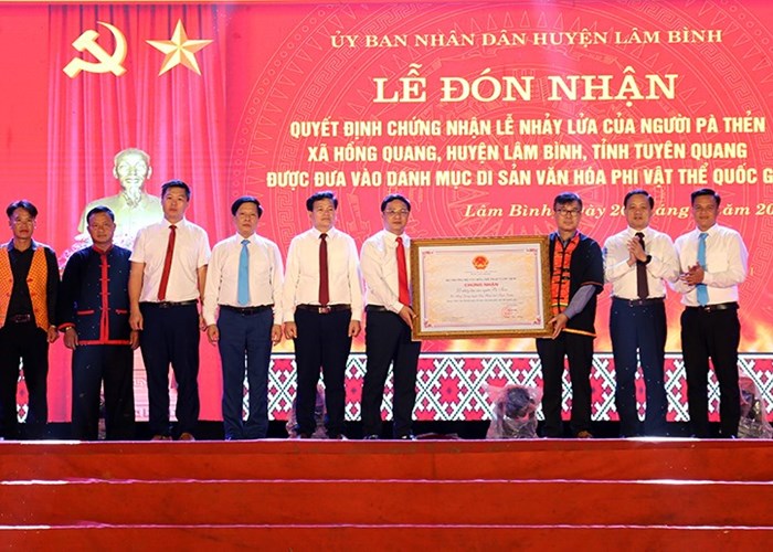 Lễ đón nhận Di sản văn hóa phi vật thể quốc gia Lễ nhảy lửa của người Pà Thẻn - Anh 1