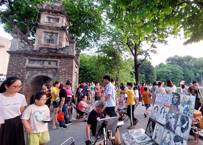 Hà Nội đón 18,9 triệu lượt khách du lịch 9 tháng đầu năm - Anh 1