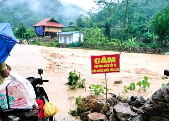 Nghệ An: Lũ dâng ngập phòng trọ, 40 học sinh Trường THPT Quỳ Châu trèo lên nóc nhà cầu cứu - Anh 3